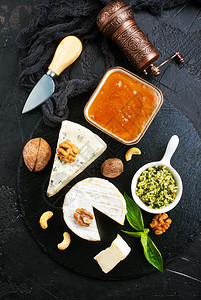 木板上加坚果和蜂蜜的奶酪图片