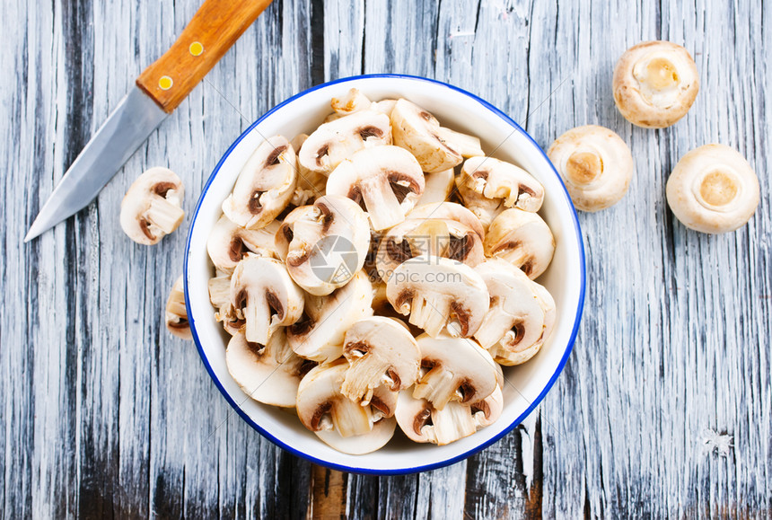碗中的生蘑菇煮饭用的图片