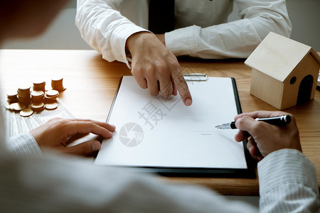 商业人员与房地产代理商签订交易合同顾问概念和家庭保险模型高清图片素材