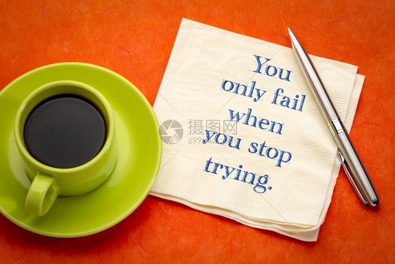 只有停止尝试时你才能失败在餐巾纸和咖啡上写满灵感的笔迹图片