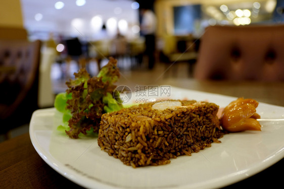 餐厅或酒吧桌上的食物图片