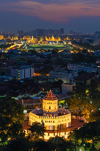 PhraSumenFort翡翠佛寺大宫殿WatPhoSanamLuangWatKaew和摩天大楼曼谷市中心晚上在泰国佛寺图片