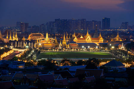 翡翠佛寺大宫殿WatPhoSanamLuangWatPhraKaew和摩天大楼曼谷市中心晚上在泰国佛寺图片