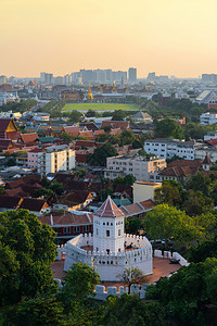 PhraSumenFort翡翠佛寺大宫殿WatPhoSanamLuangWatKaew和摩天大楼曼谷市日落时区泰国市中心佛教寺庙图片