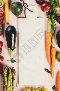 原始有机水果和蔬菜的组合茄子洋葱浆果胡萝卜葡萄卷心菜鳄梨粉红背景的李子粉色背景的顶端视野食物框架粉色背景的生有机水果和蔬菜的组合图片