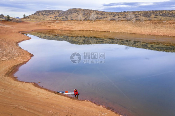 湖岸一个站立的护林员空中景象科罗拉多北丘陵典型的冬季风景没有雪水位低图片