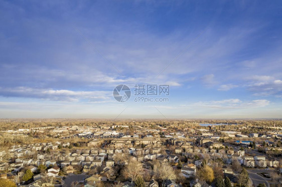 科罗拉多州洛基山脉前线一带典型的住宅区和购物广场科林斯堡向平原的空中观察图片