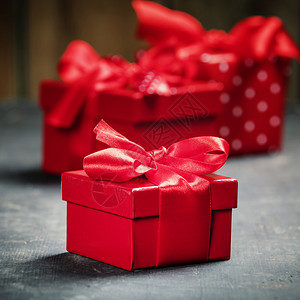 粉色礼物盒ValentierDay概念在木制背景上带有红弓的礼物在生锈背景上绑红色讽刺丝带弓的礼物盒Valentier日概念背景