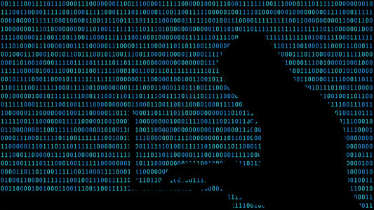 黑客键入计算机屏幕上带有01个或二进制号码的膝上型计算机在监控背景