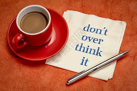 不要过分思考它的建议用咖啡杯在餐巾纸上写字图片