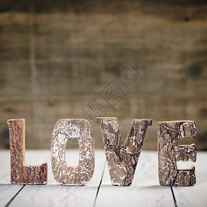情人节日概念loveword字母桌上的爱情字木字桌子上的爱情木字woodletterclosupValentin日概念白锈背景上图片