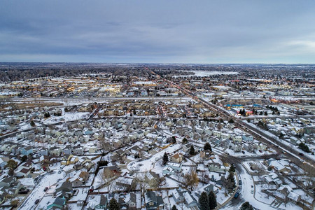 城市冬季黄昏科罗拉多北部林斯堡住宅区和购物的空中观察图片
