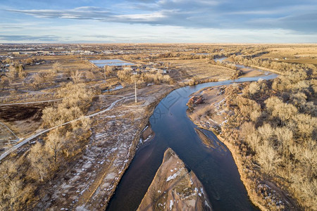 南普拉特河和科罗多州埃文斯河边公园南普拉特河和边公园典型冬季风景图片