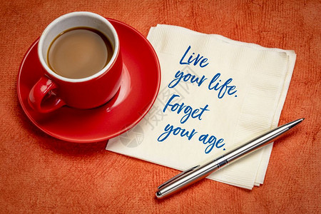 活你的生伪造年龄笔写在餐巾纸上加一杯咖啡图片