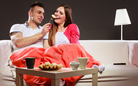 互喂水果以香蕉喂快乐的女人妻子和丈夫吃水果健康营养饮食和苗条概念