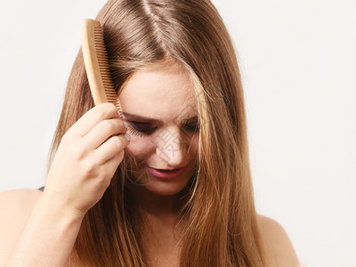 健康美容和理发概念妇女用木梳子她的长头发图片