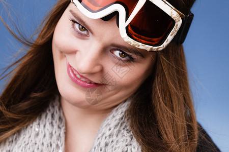 身着滑雪谷歌画像的女子滑雪少冬季体育活动蓝工作室的漂亮女运动员身着滑雪谷歌画像的女子滑雪郎身着温暖衣服的滑雪谷歌画像女子图片