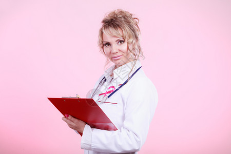 对乳腺癌的诊断金发中年女持有带病情诊断档案的红色文件夹专家向病人通报结果女医生诊断病人图片