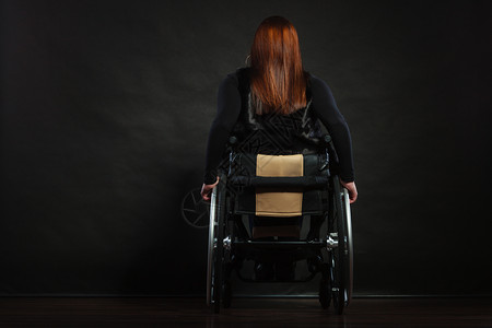 坐在轮椅上的女孩残疾妇的背面健康抑郁复概念图片素材
