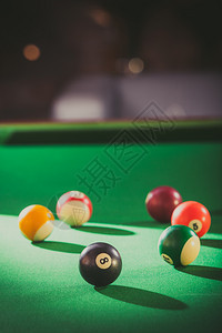 绿色桌上的Billiard球池游戏盘桌上的Snooker球图片