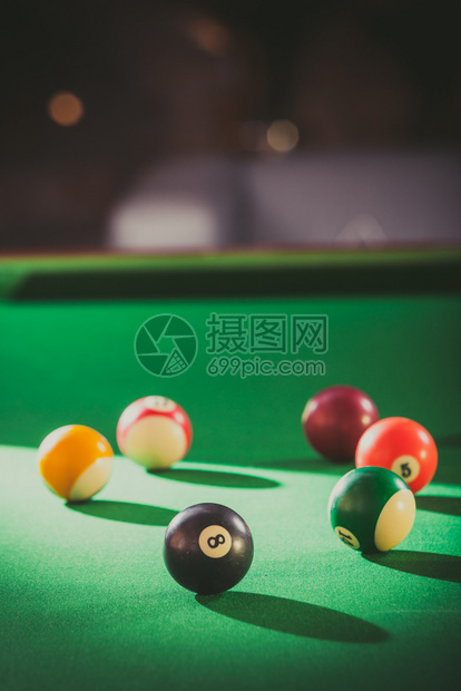 绿色桌上的Billiard球池游戏盘桌上的Snooker球图片