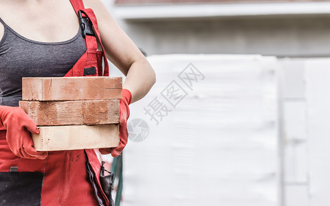 从事建筑工地房安装砖瓦工业作概念的无法辨认妇女图片