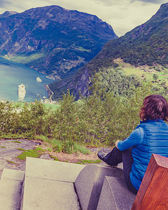 旅游度假和行从Flydalsjuvet的观点看在神奇的Geirangerfjorden上景色美丽的女游客挪威旅景点图片