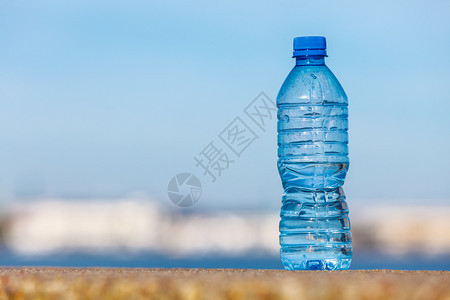 水塑料瓶子在海边无人出水塑料瓶在边图片