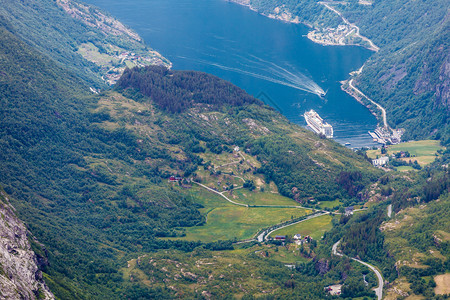 旅游假期和行Geirangerfjord和山地风景从Dalsnibba海台的视角看极好挪威斯堪的纳维亚图片