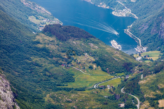 旅游假期和行Geirangerfjord和山地风景从Dalsnibba海台的视角看极好挪威斯堪的纳维亚图片