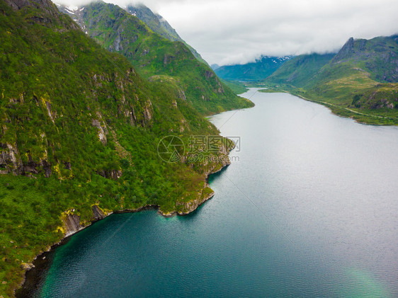 Fjord地貌挪威北部的Lofoten岛屿Hazy日超高气候挪威的Lofoten岛屿图片