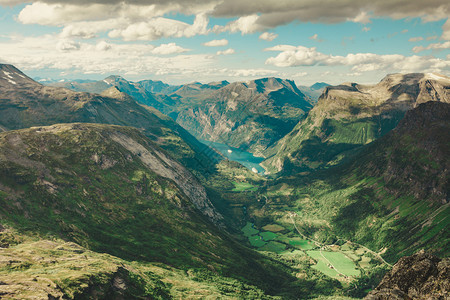 Geirangerfjord和山地风景从Dalsnibba的视角看得很精彩Geiranger天行平台挪威图片