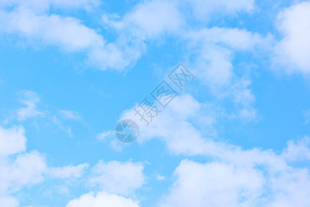 浅蓝天空和云背景图片
