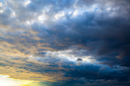 日落时有云的戏剧天空可用作背景图片