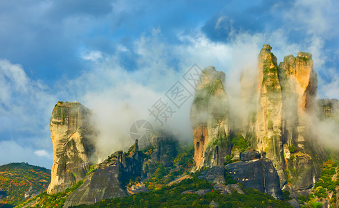 希腊Meteora市岩石上的云层风景图片