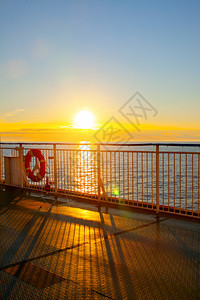 开阔的船甲板日落海景图片