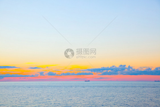 日落美丽的海景平面多彩的天空和云图片