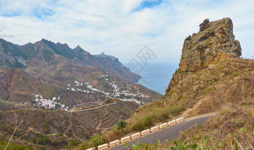 美丽的海岸风景与小村庄在特纳里菲从阿加山口卡里图片