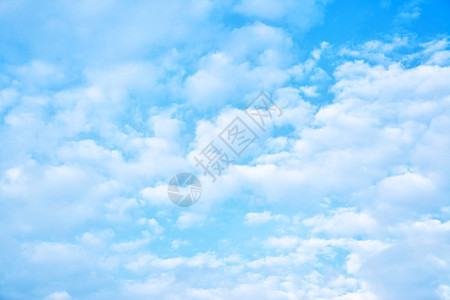 天空中的春白云可用作背景图片
