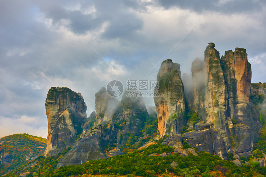 希腊Meteora的岩石景观图片