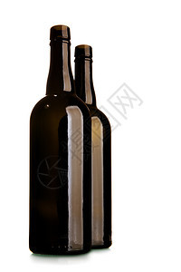 白色背景上隔着两瓶空的黑玻璃酒图片