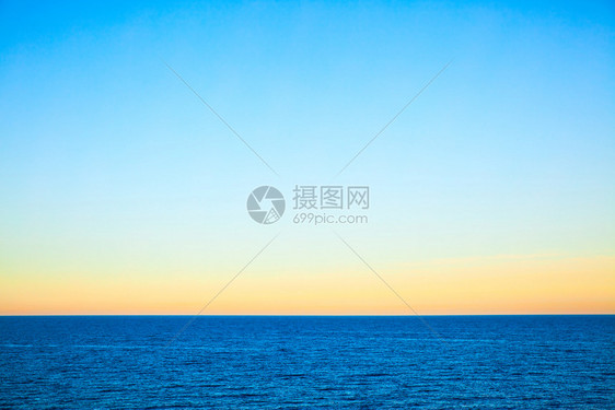 日落时的海面天空晴朗的美丽海景最小背图片