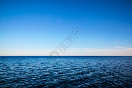 海平面景和几乎清晰的深蓝天空背景高清图片