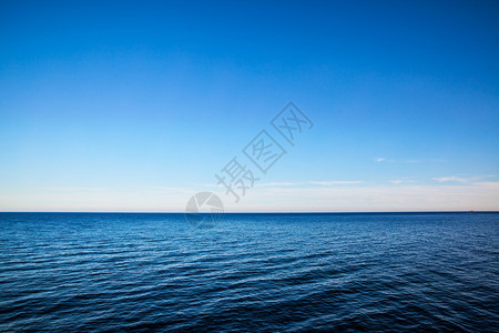 海平面景和几乎清晰的深蓝天空背景图片