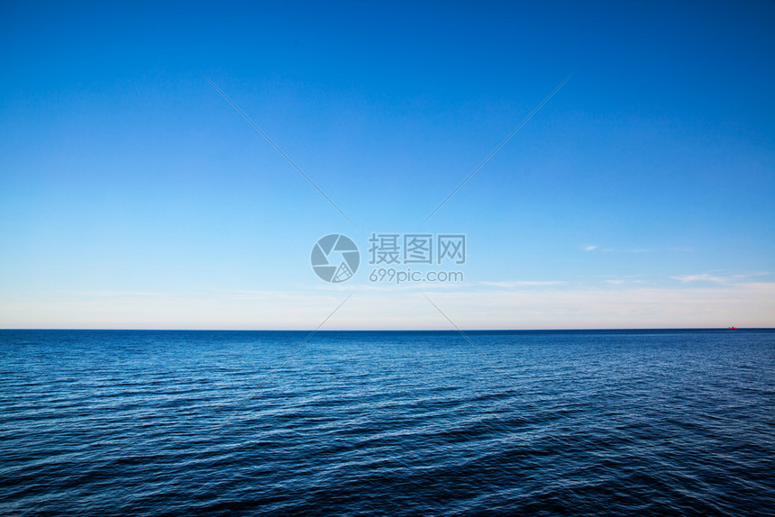 海平面景和几乎清晰的深蓝天空背景图片