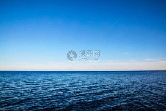 海平面景和几乎清晰的深蓝天空背景图片