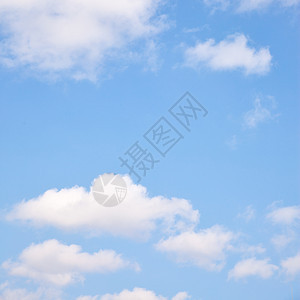 带云的浅蓝春空背景您自己的文字空间图片