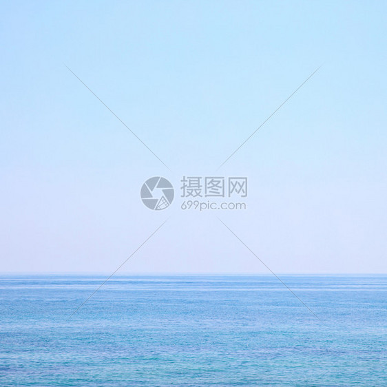 海平面和清晰的浅蓝天空可用作背景图片