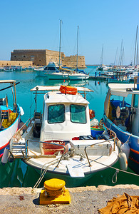 渔船码头希腊克里特海拉利翁港的老渔船背景