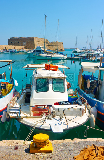 希腊克里特海拉利翁港的老渔船图片